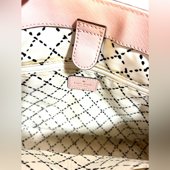 Kate Spade
Medium Size with Shoulder Straps. - Picture 4 of 6